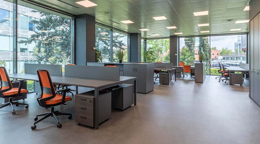 Espacio de trabajo moderno en oficina en Madrid