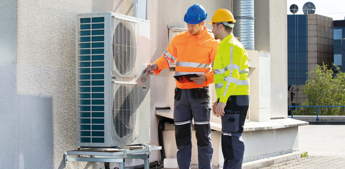 Operarios de ventilación y climatización de oficinas