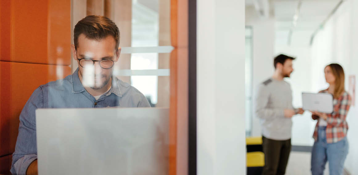 Phone booth o cabina acústica en oficina para llamadas de trabajo en silencio