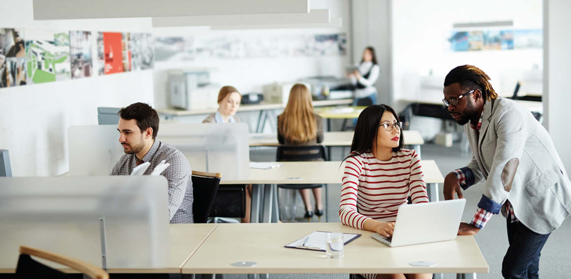 Oficina con empleados en ambiente de trabajo