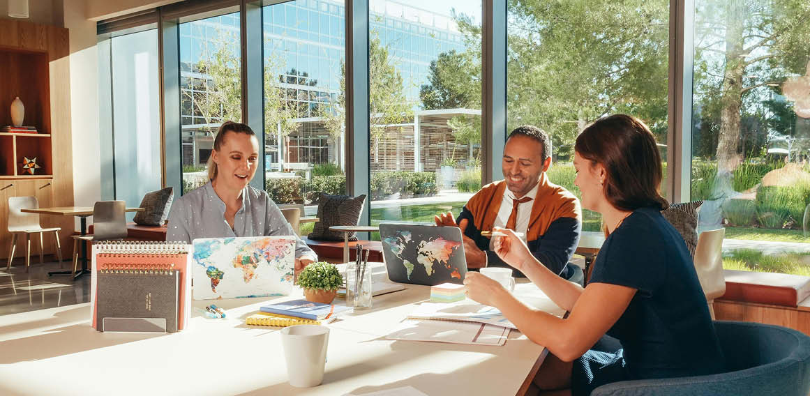 Sala de reuniones para equipo de trabajo en oficina con empleados productivos