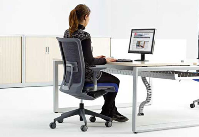 4 características ergonómicas para las sillas de oficina - Solida  Equipamiento Integral